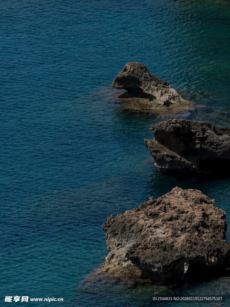 海边礁石 碧蓝海水景致