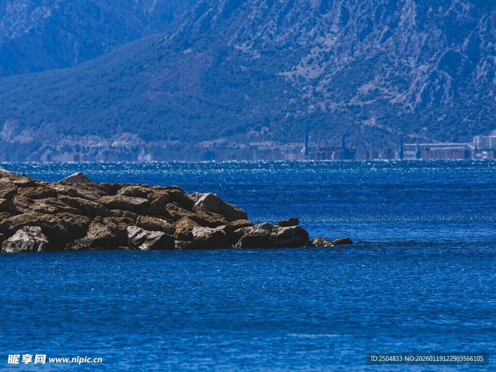 蓝色海域中的岩石景观
