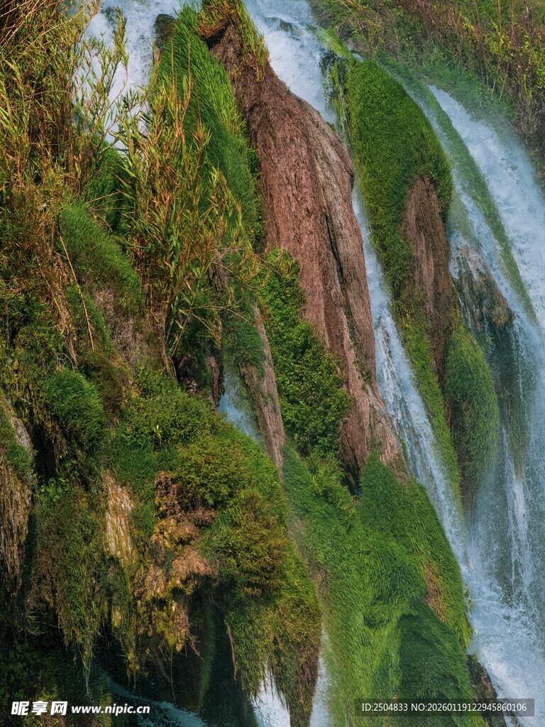 山间翠绿瀑布自然美景