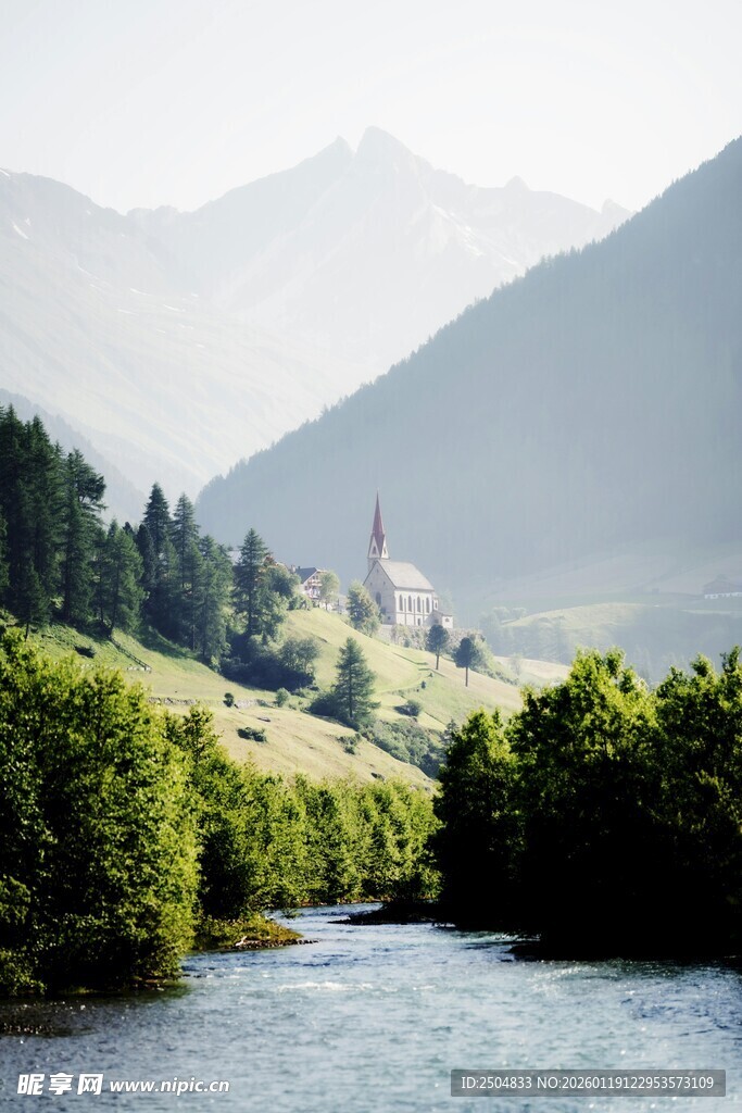 山间河畔的秀丽自然景致