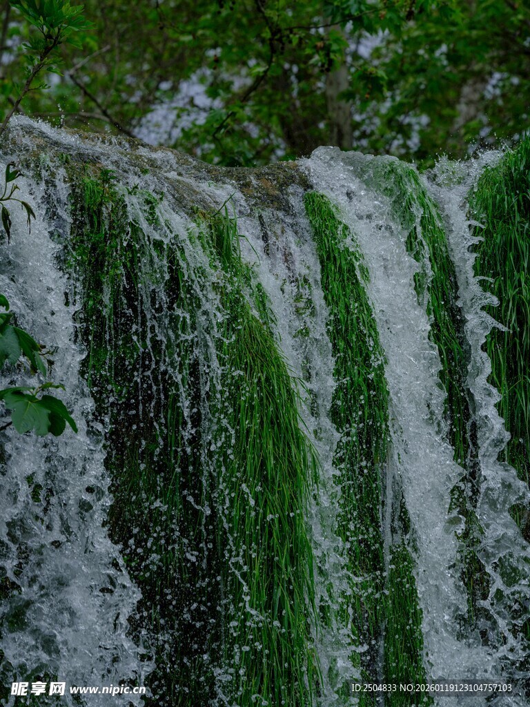 山间瀑布倾泻 绿意盎然