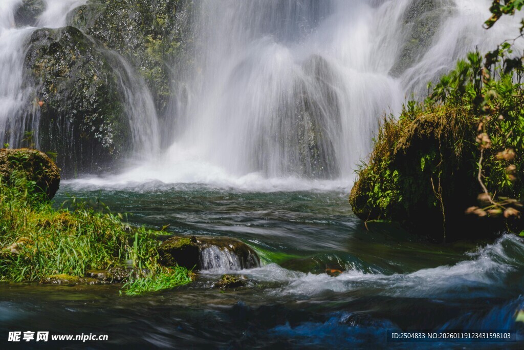 山间瀑布流水自然美景