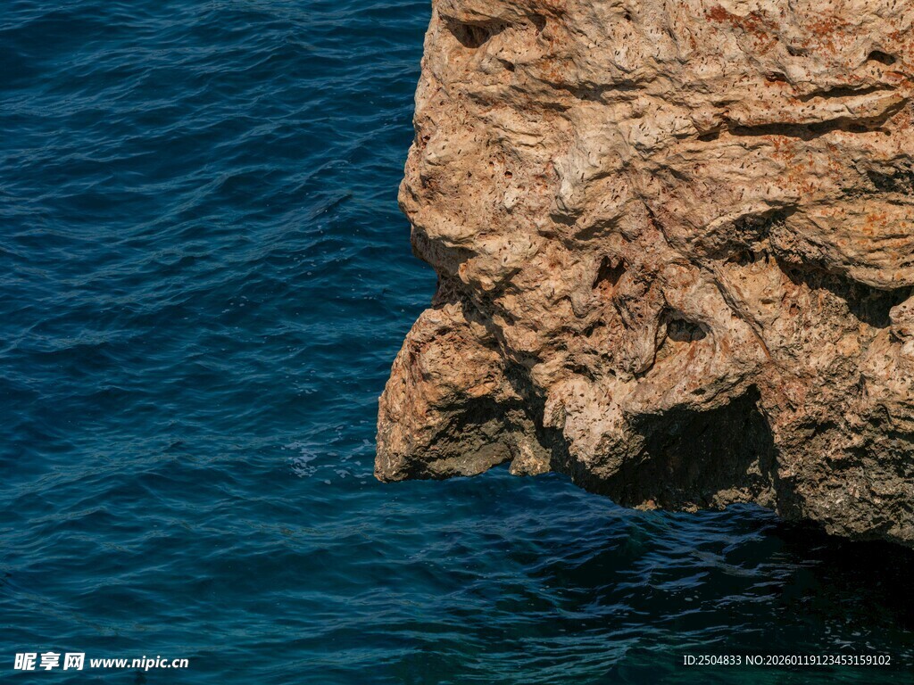 海边嶙峋岩石与湛蓝海水