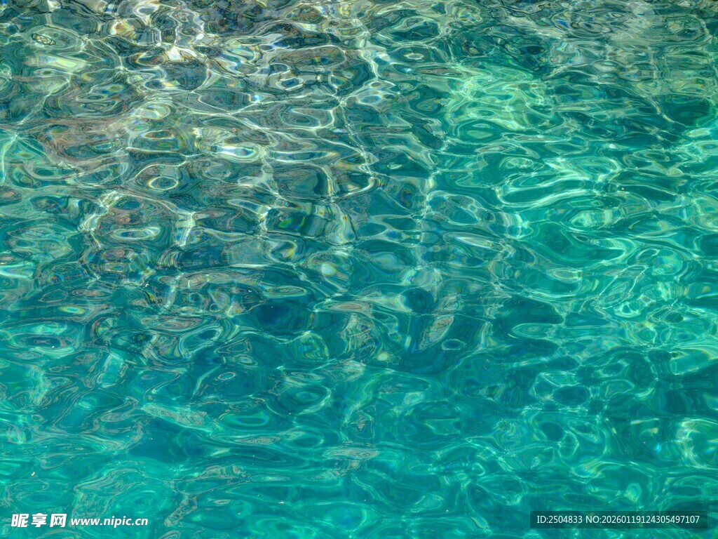 清澈蓝绿水面波光粼粼