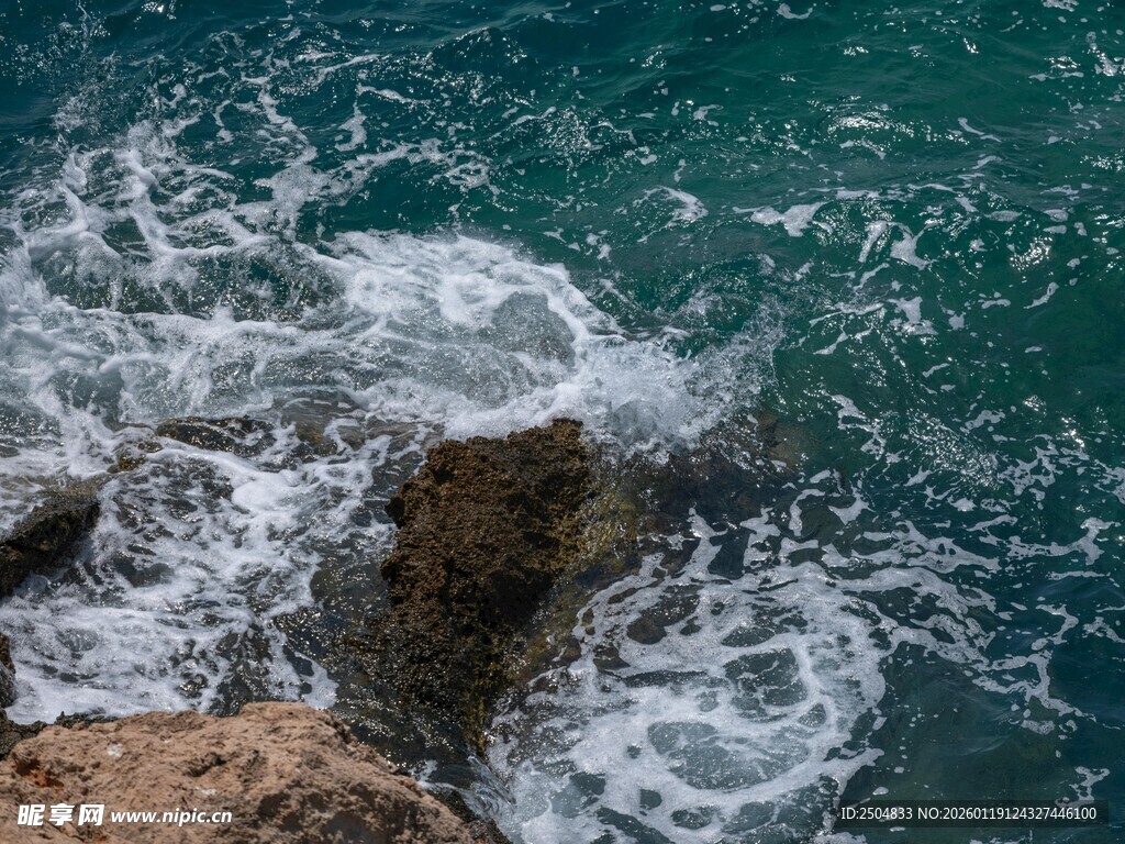海浪拍击礁石的美丽瞬间