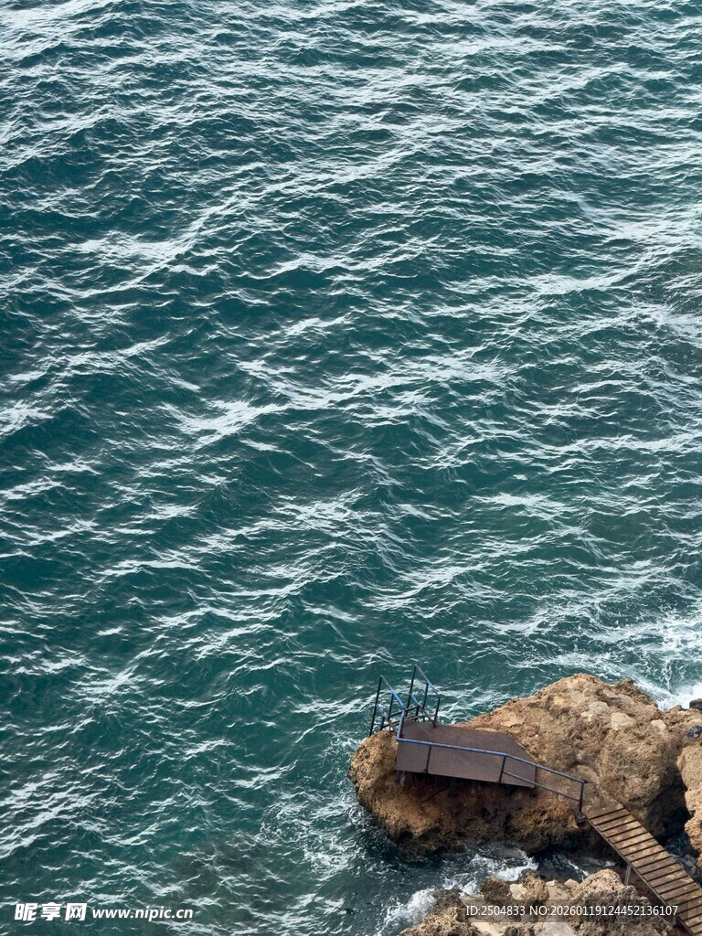 海边礁石与涌动的海水