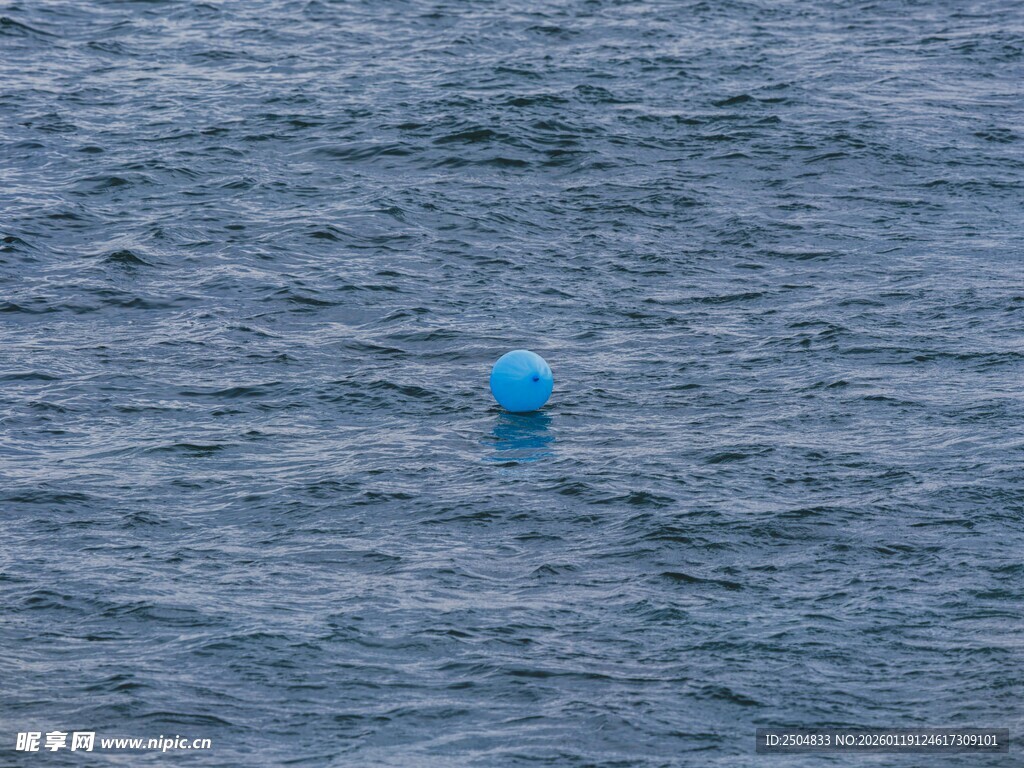 蓝色浮标漂浮在海面上
