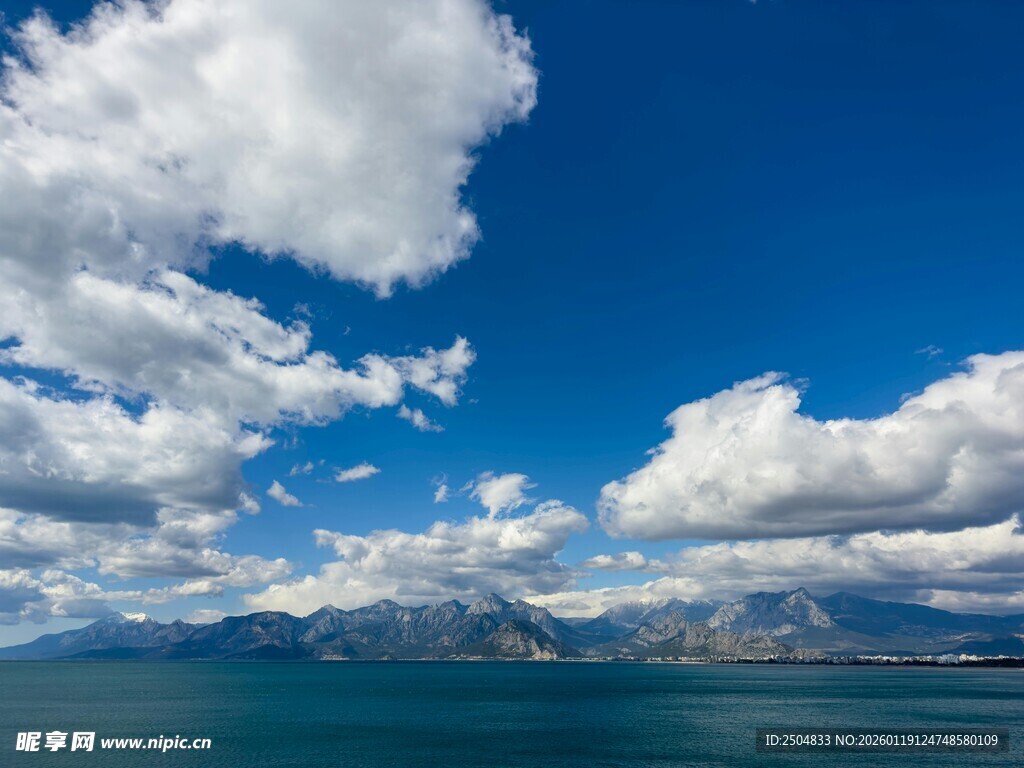 蓝天碧水间的壮美云景