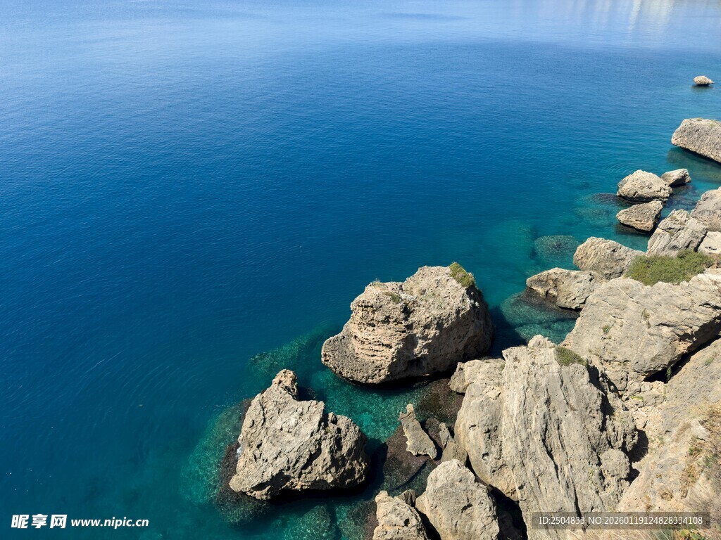 海边嶙峋礁石与湛蓝海水