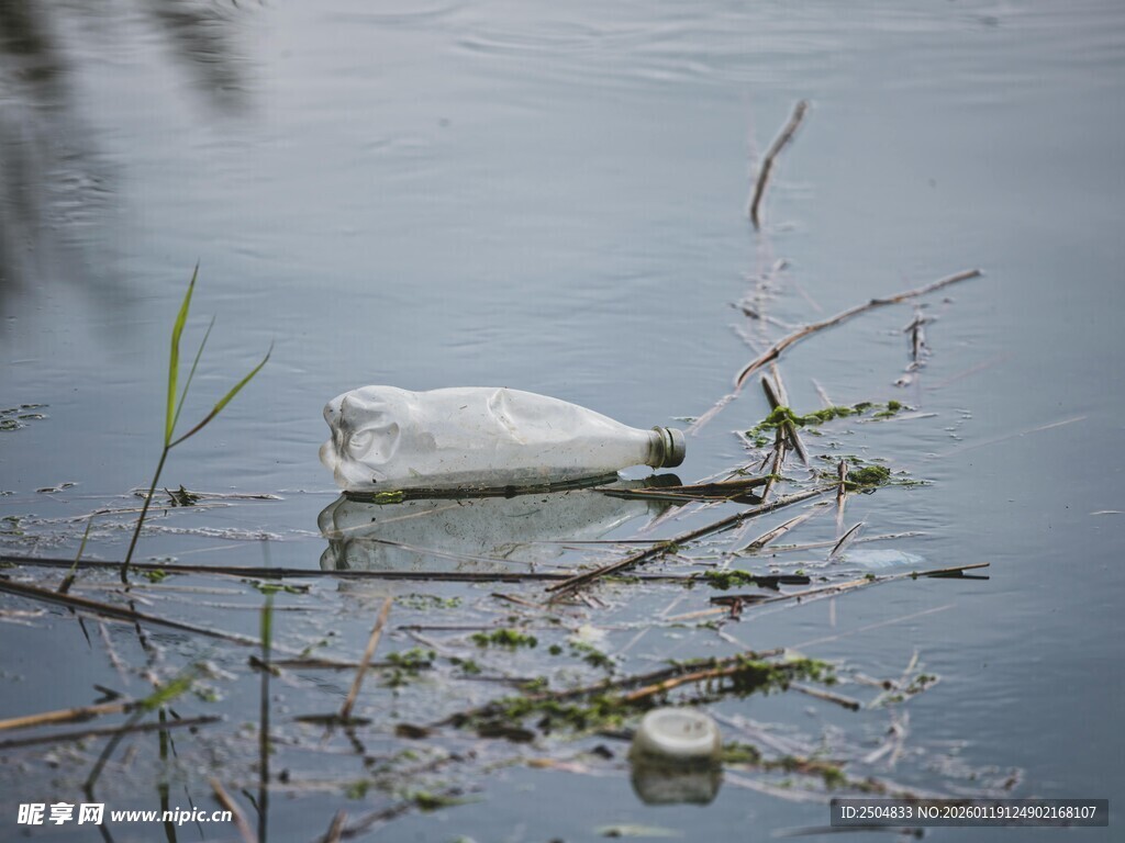水面漂浮的白色垃圾