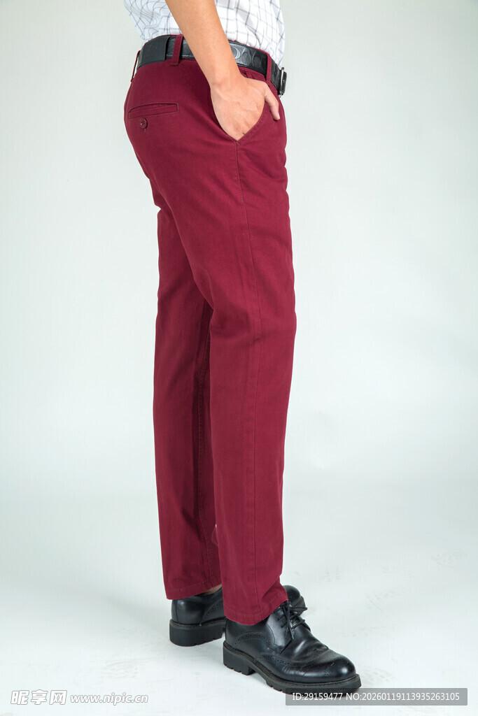 酒红色长裤男性背影展示