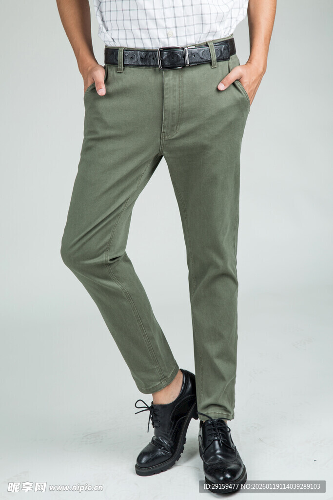 男士休闲绿色长裤穿搭展示