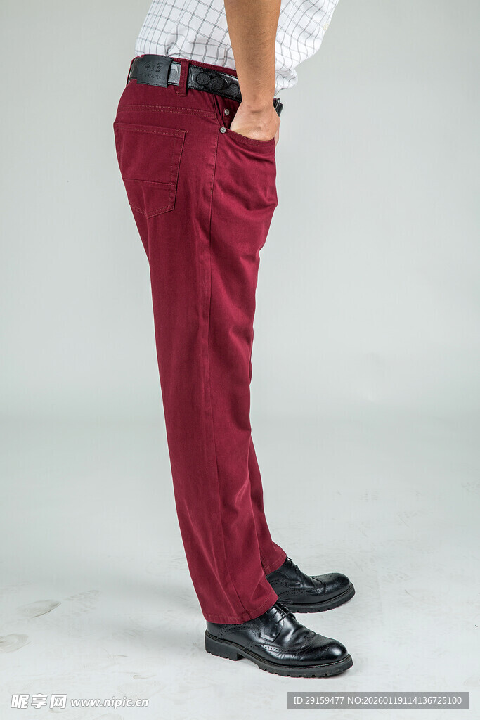 酒红色男士长裤展示