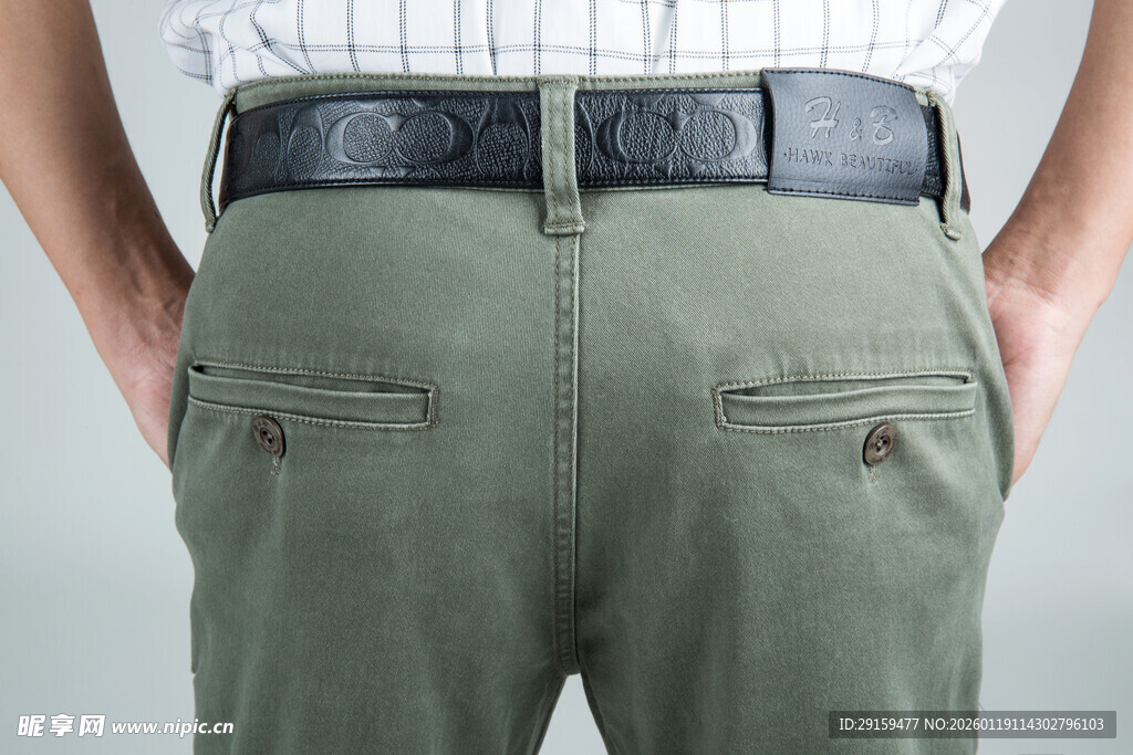 男士绿色休闲裤搭配皮带
