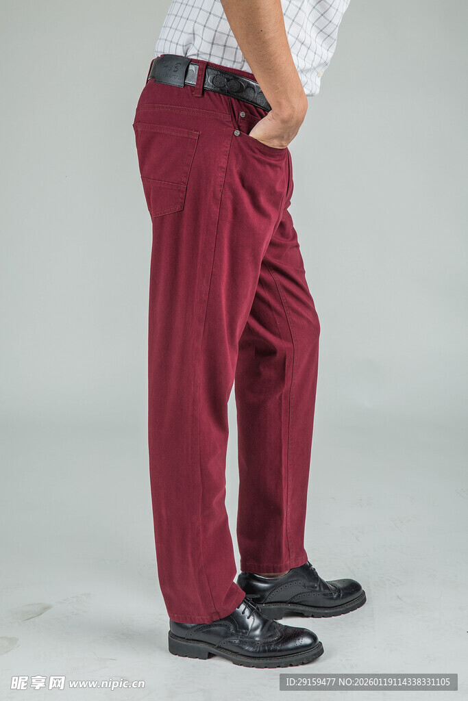 酒红色休闲长裤男士穿搭