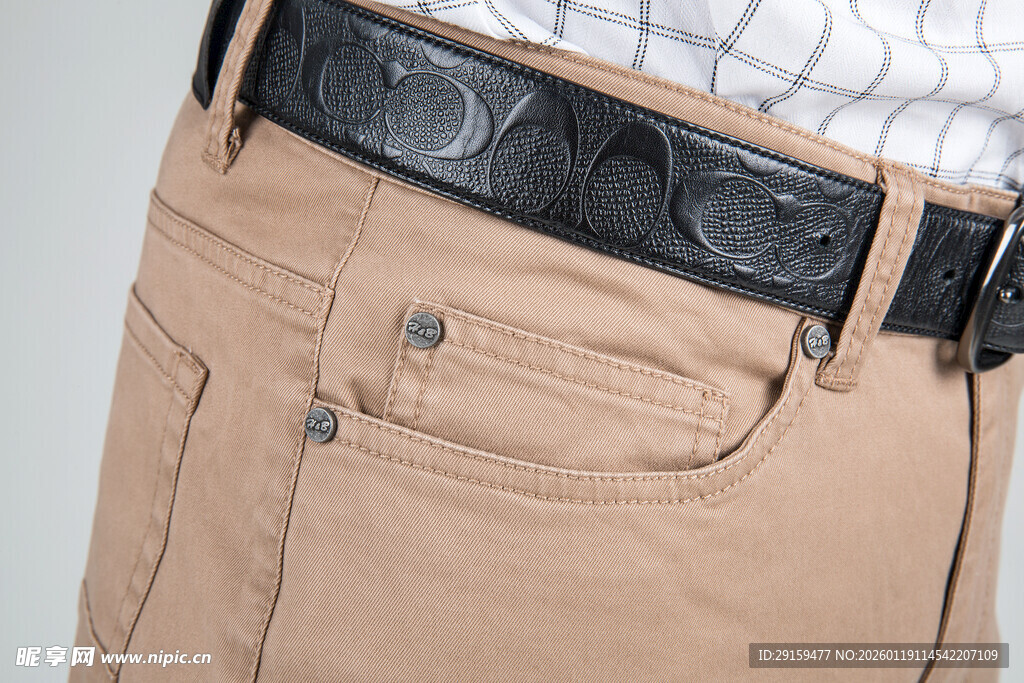 卡其色工装裤搭配黑色皮带