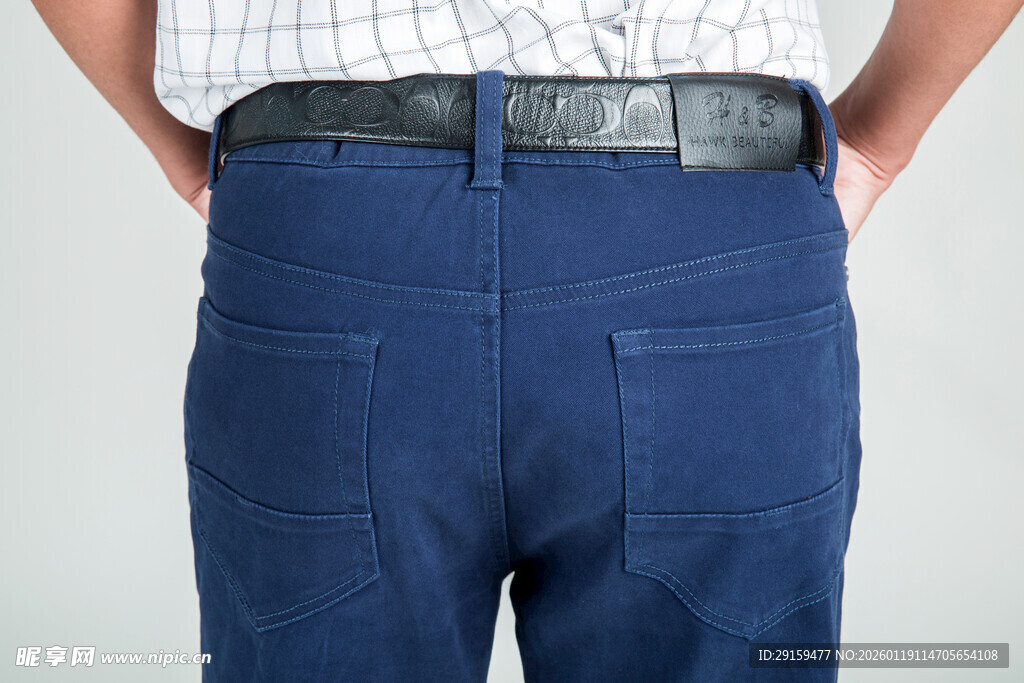 男士深蓝色休闲长裤特写
