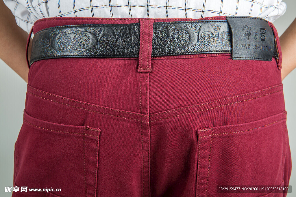 酒红色长裤搭配黑色皮带