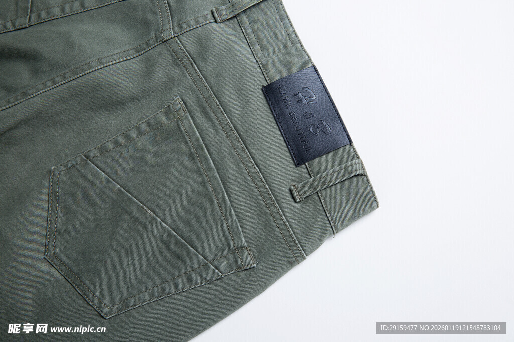 军绿色短裤细节特写