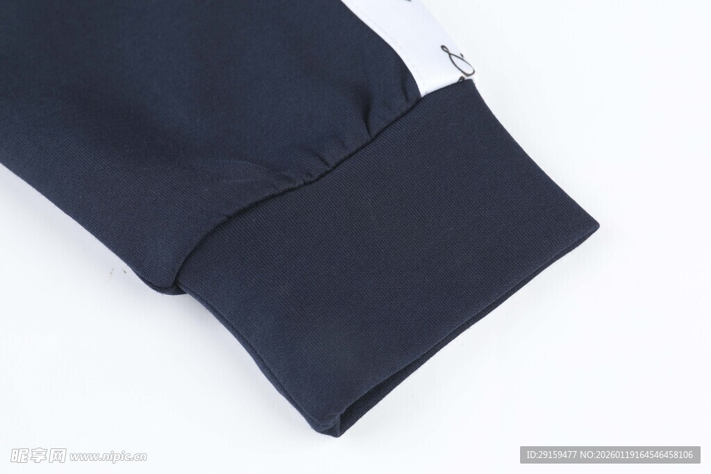 深蓝色衣物袖口细节