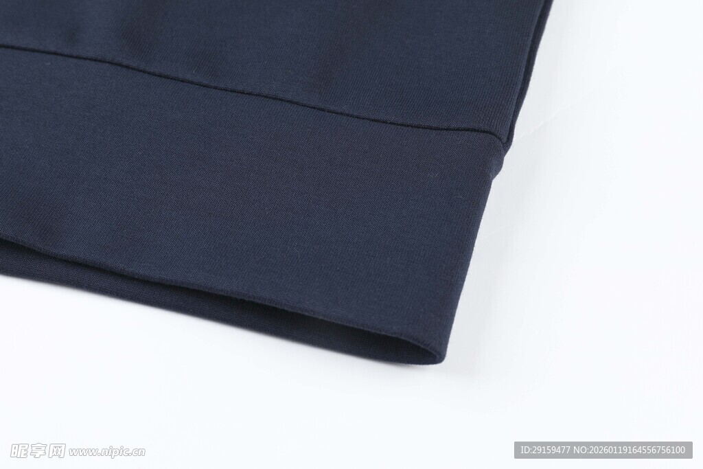 深蓝色衣物细节特写