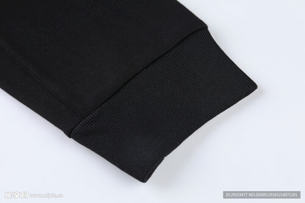 黑色长裤裤脚细节特写