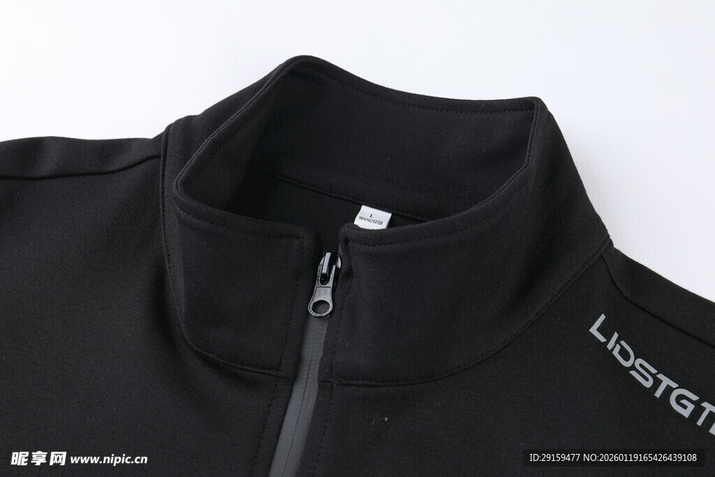 黑色拉链运动上衣领口特写