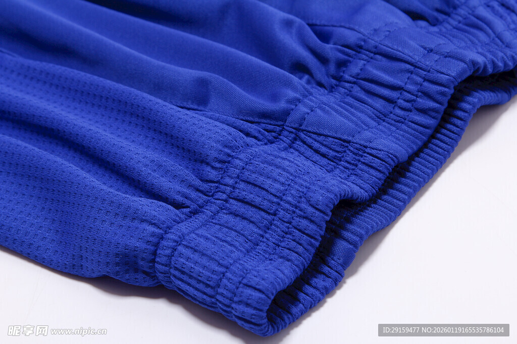 蓝色裤子裤脚细节特写