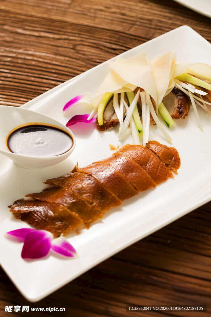 美味烤鸭摆盘精致