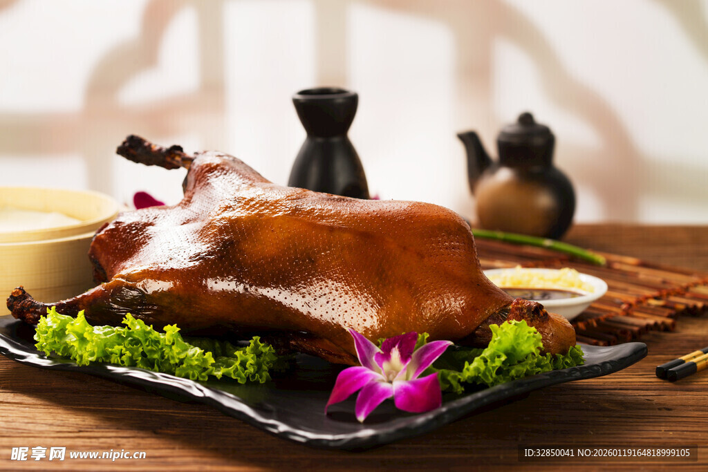 美味烤鸭摆盘精致诱人