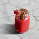 玻璃罐中的美味草莓冰沙