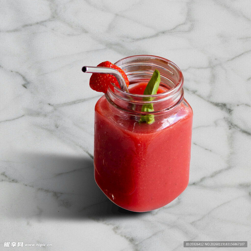 玻璃罐中的美味草莓冰沙