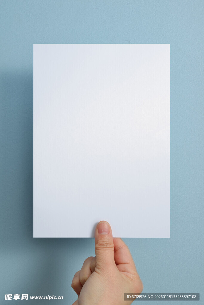 手持空白纸张