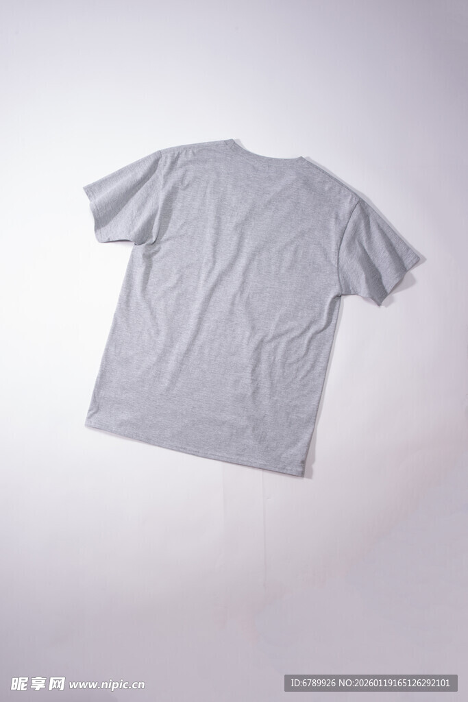 浅灰色简约短袖T恤
