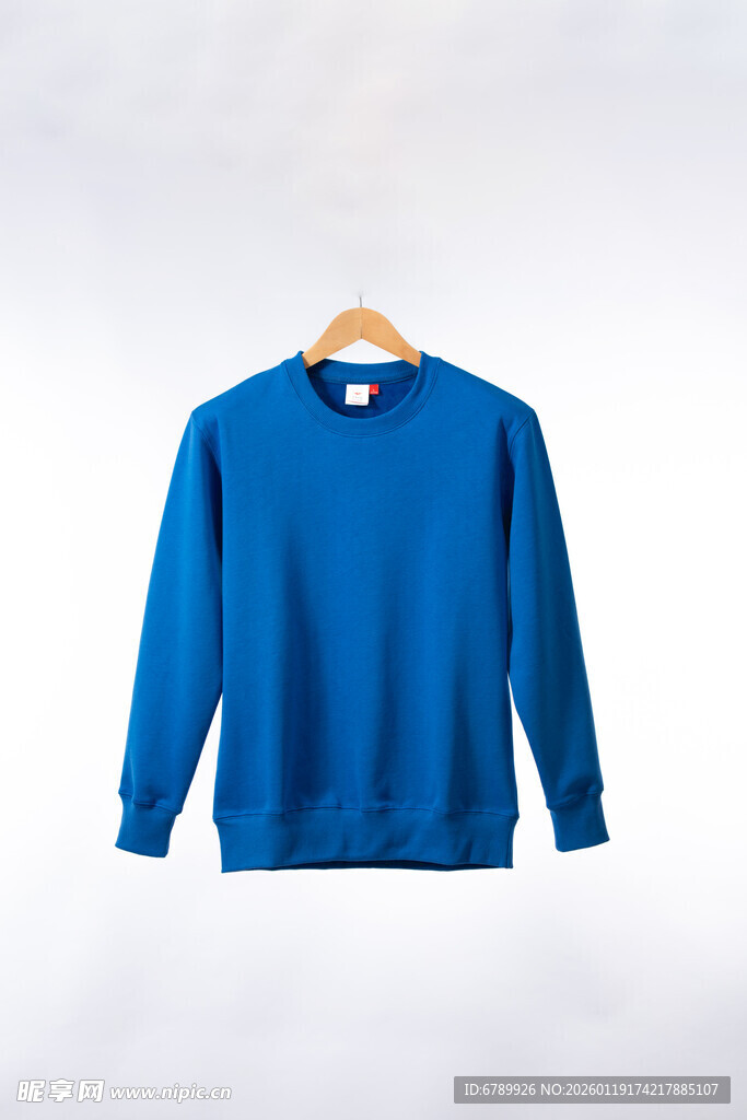 蓝色圆领卫衣挂于衣架