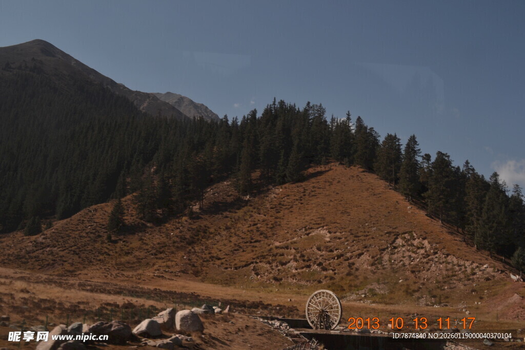 山坡施工现场景象