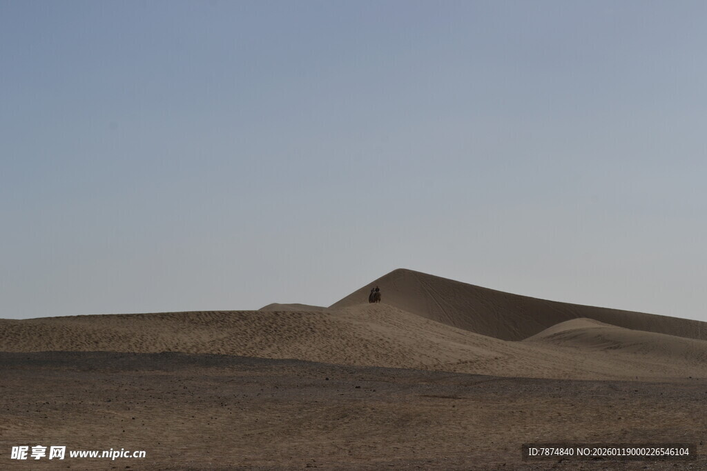 沙漠中的孤丘