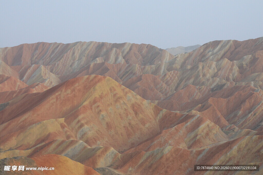 七彩斑斓的壮丽丹霞地貌