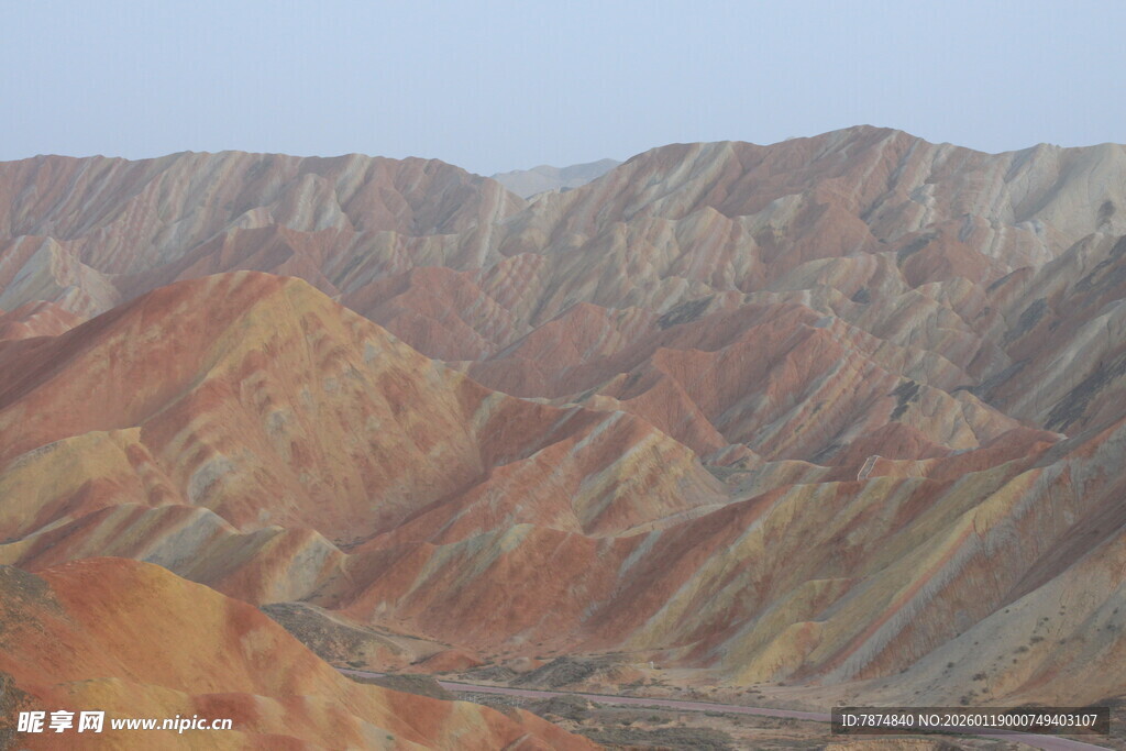 七彩斑斓的壮丽山峦景观