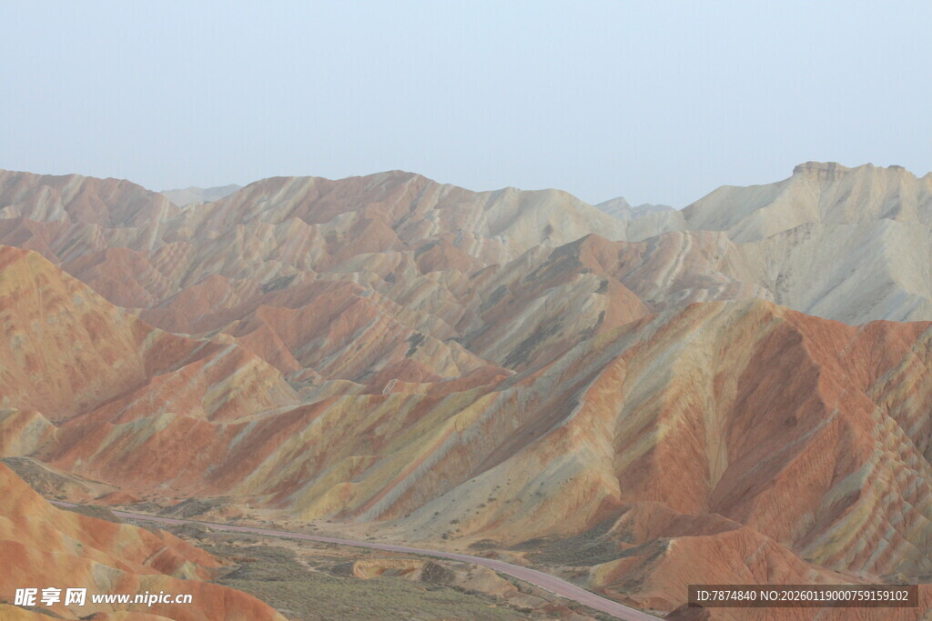 七彩山峦 大地绚丽画卷