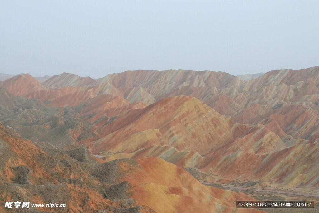 七彩斑斓的壮丽丹霞地貌