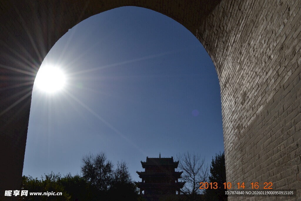 透过拱门望晴朗天空