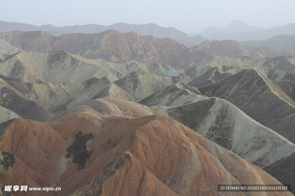 七彩斑斓的壮丽丹霞地貌
