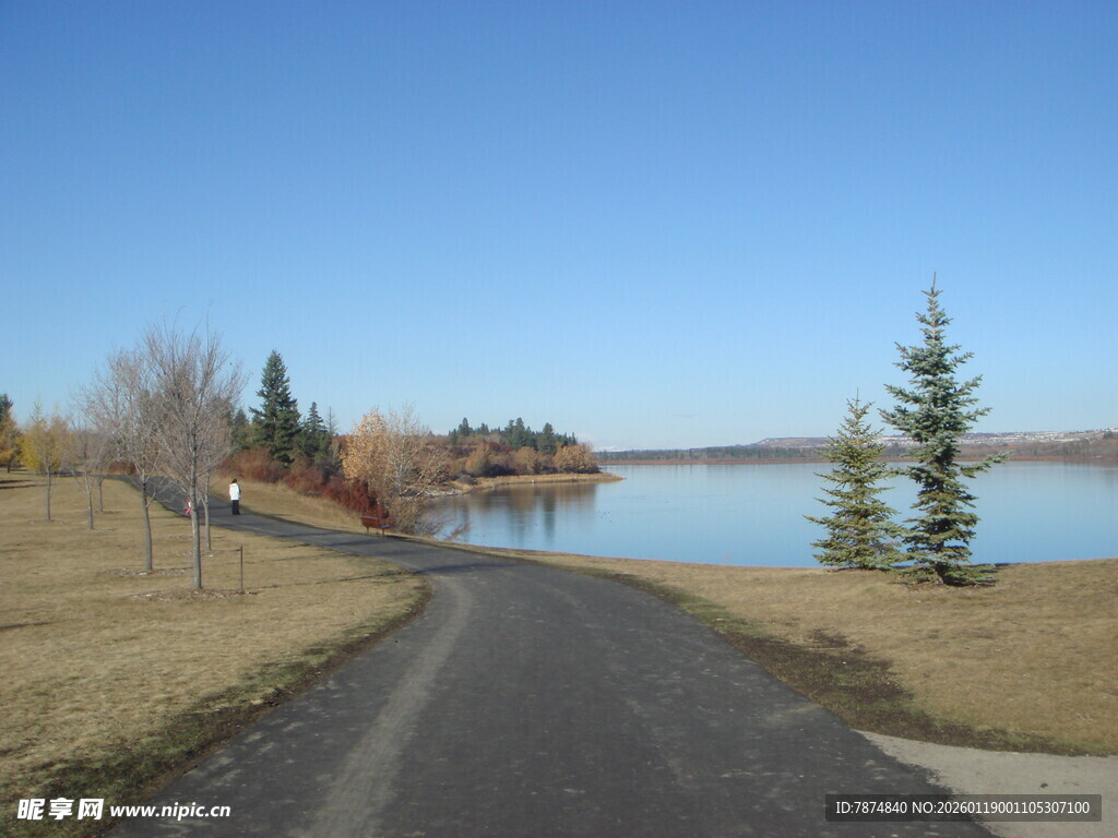 湖畔小路 自然风光宜人