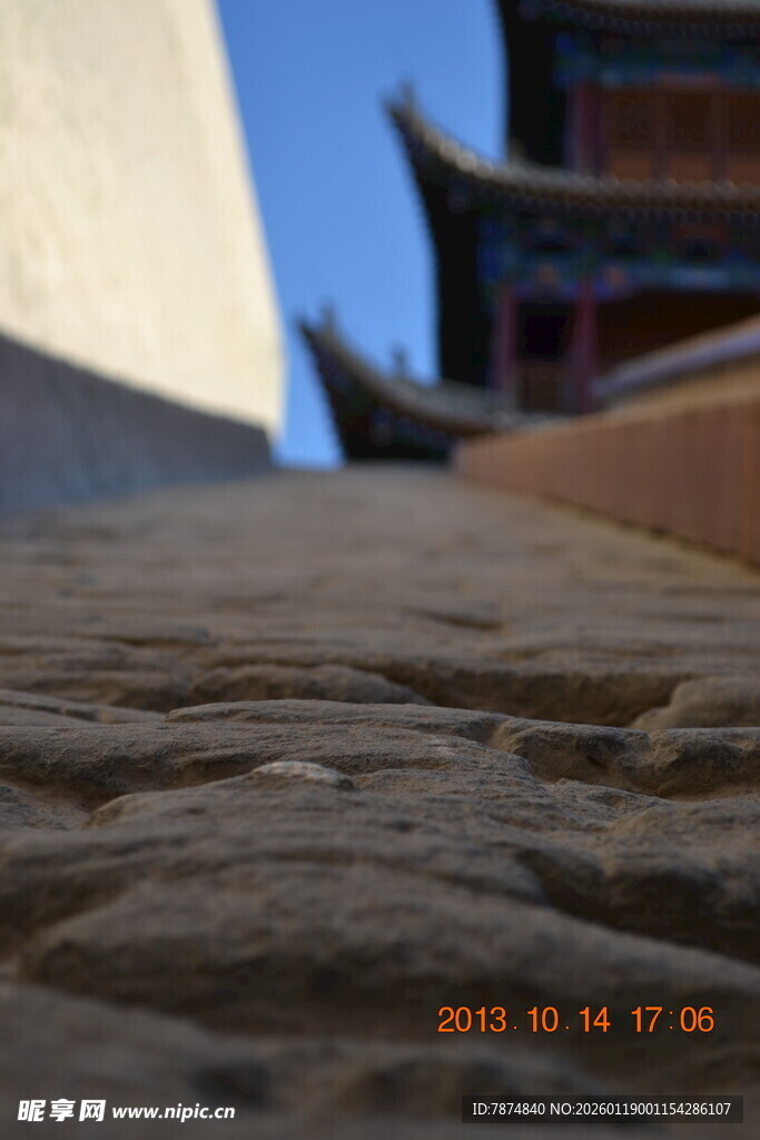 古老石板路与中式建筑一角