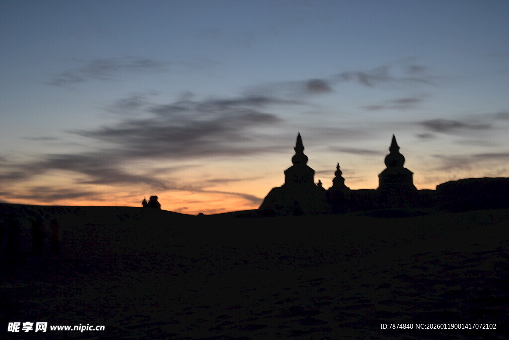 黄昏下的城堡剪影