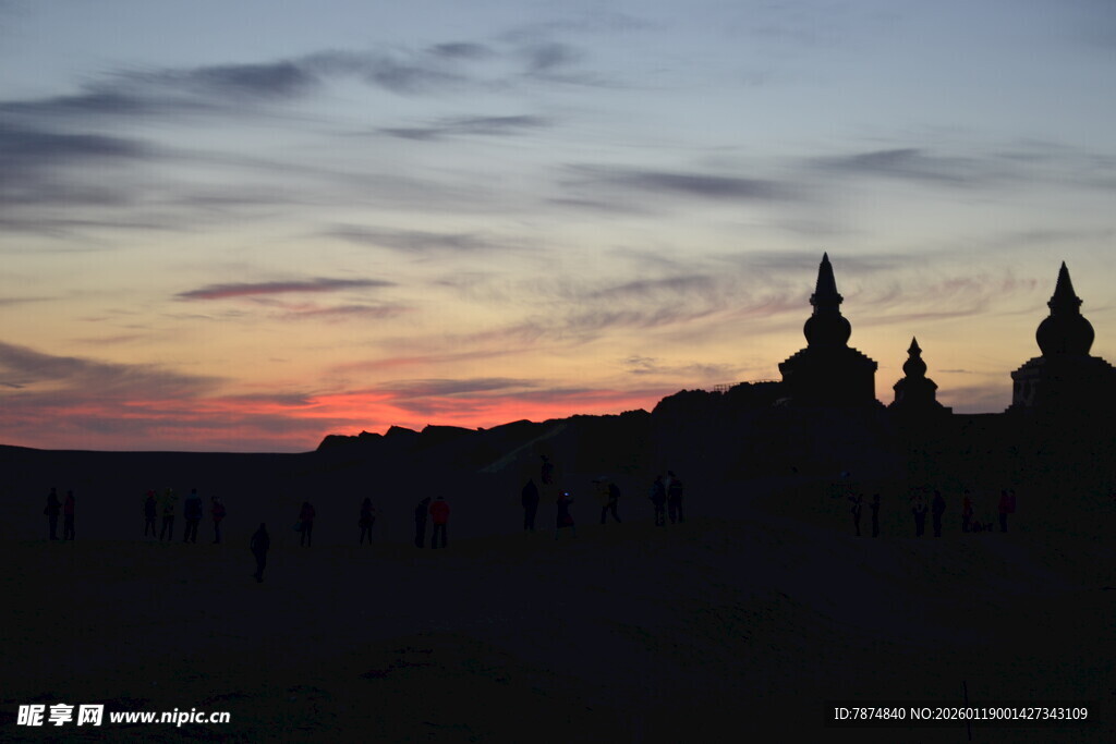 夕阳下的古建筑剪影