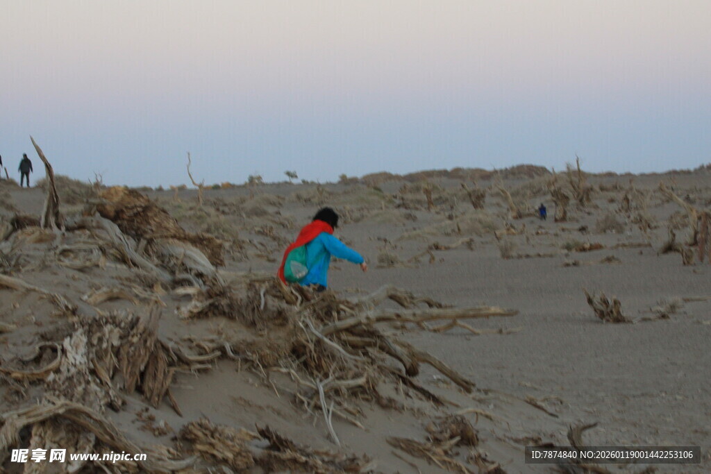 沙滩上玩耍的小孩