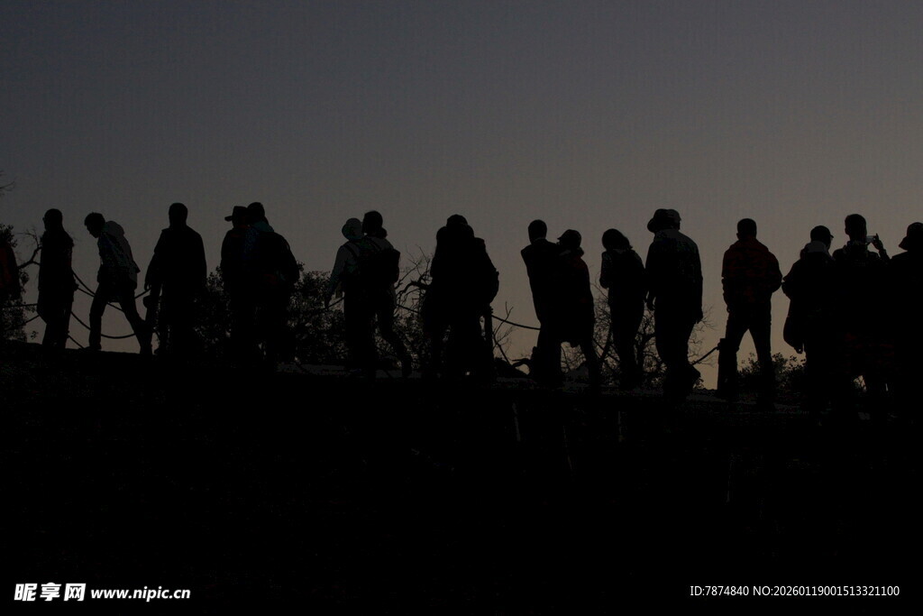 人群剪影 夜幕下的身影
