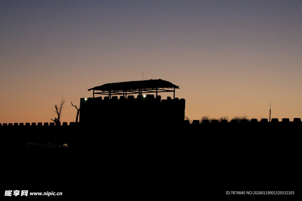 日落时分的建筑剪影